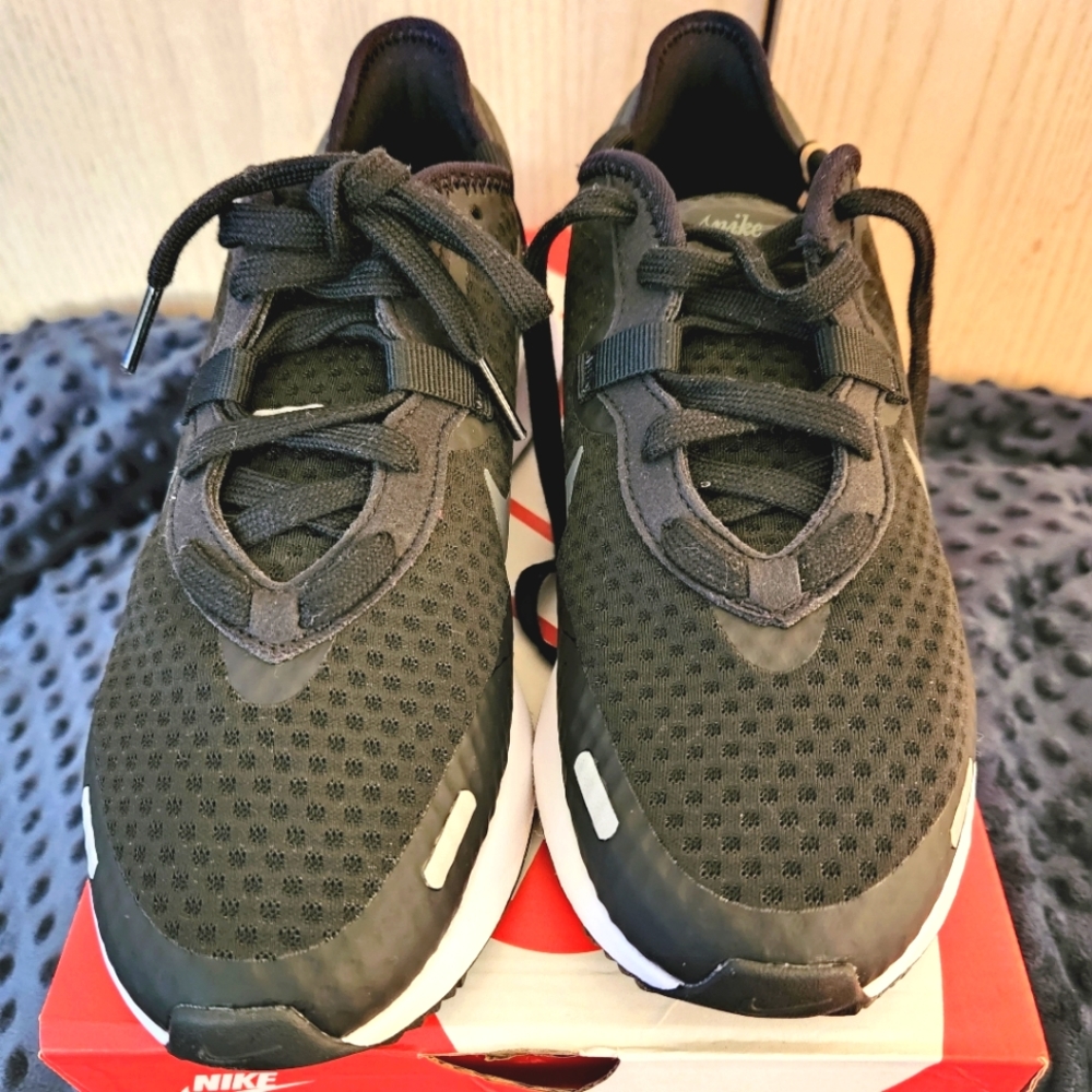 Womens Nike Reposto